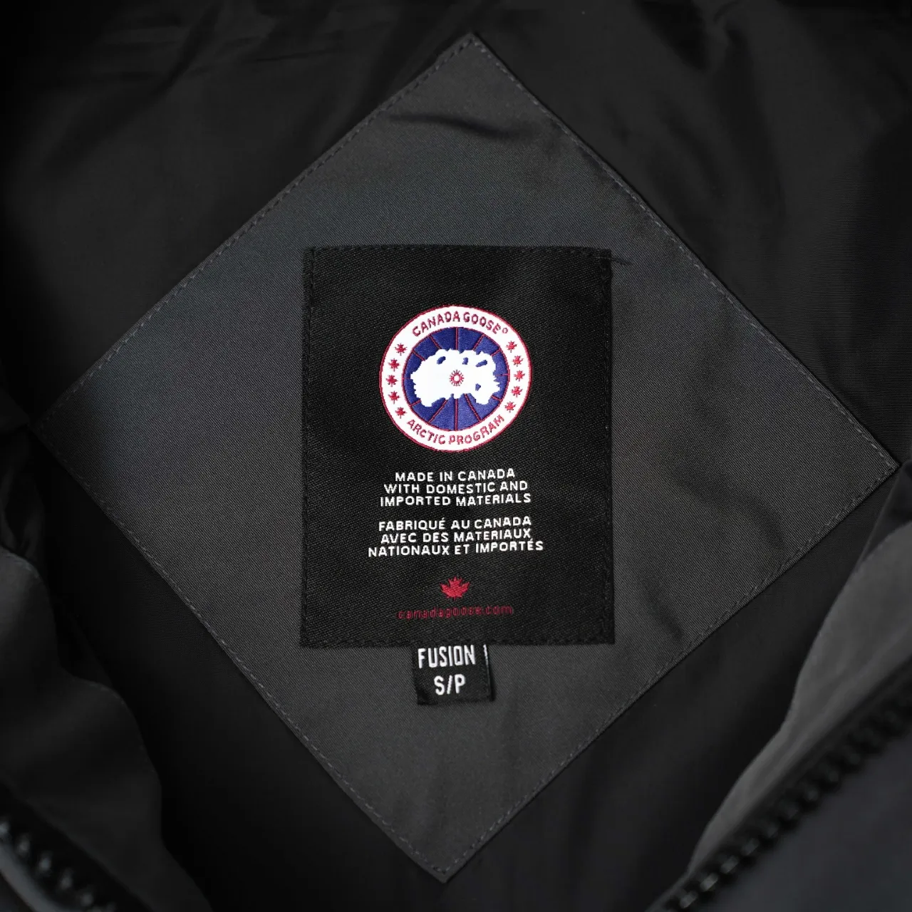 P340 CANADA GOOSE丨Canada Goose Slant Pocket Stand Collar Down Vest Color: Graphite Red Size: XS-XXL